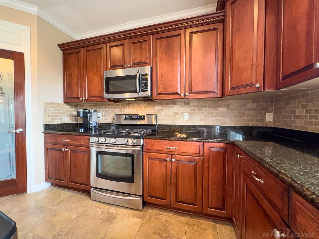 16070 Moore Park Road Macomb, MI 48044 - Photo 9 of 76 Barely used stainless steel Stove/Range with 5 burners & more!