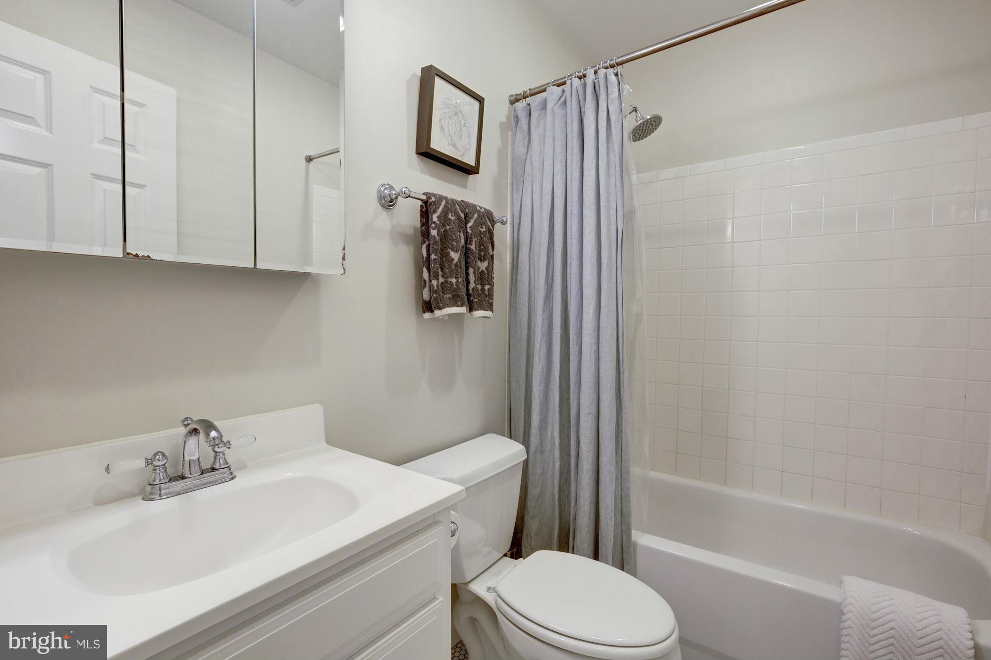 1423 R Street Northwest, Unit 203 Washington, DC 20009 - Photo 17 of 17 Bath (Master)