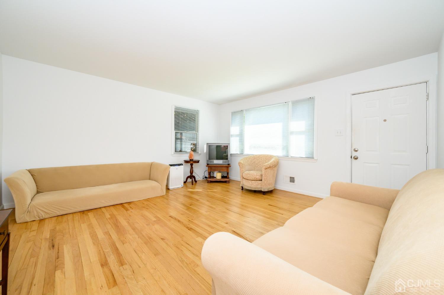 1603 Holly Road North Brunswick, NJ 08902 - Photo 4 of 37 Gallery Image 4