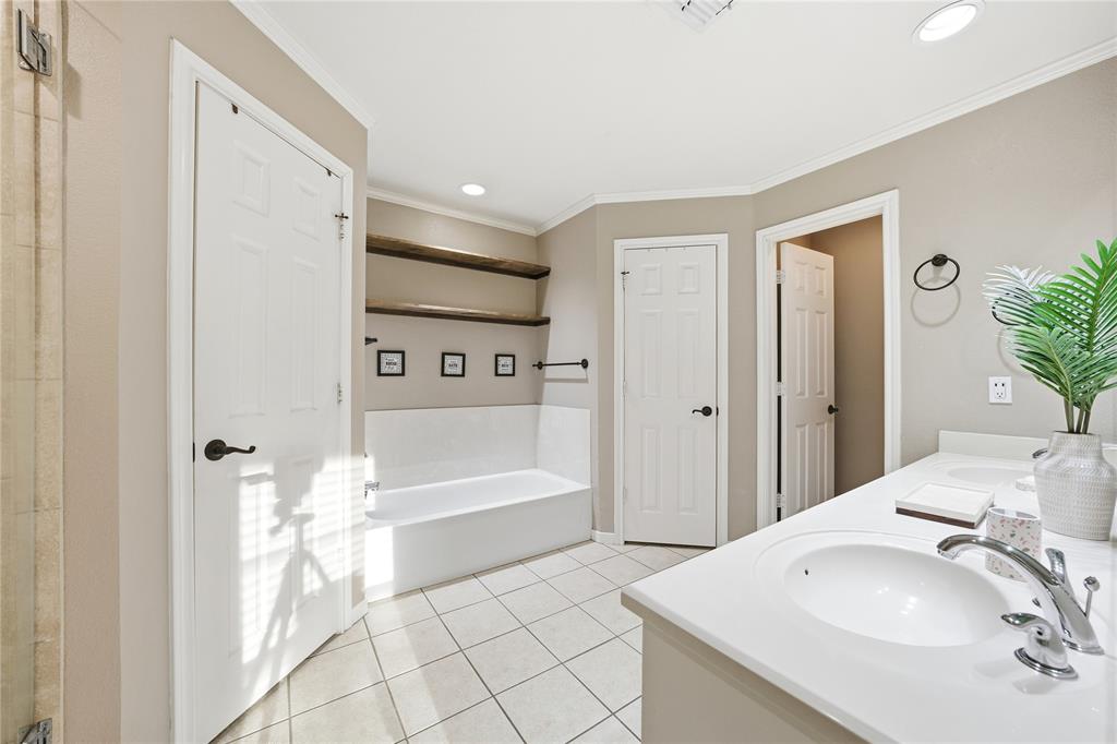10504 Whitney Trace Drive Waco, TX 76708 - Photo 12 of 24 a bathroom with a bathtub and a sink