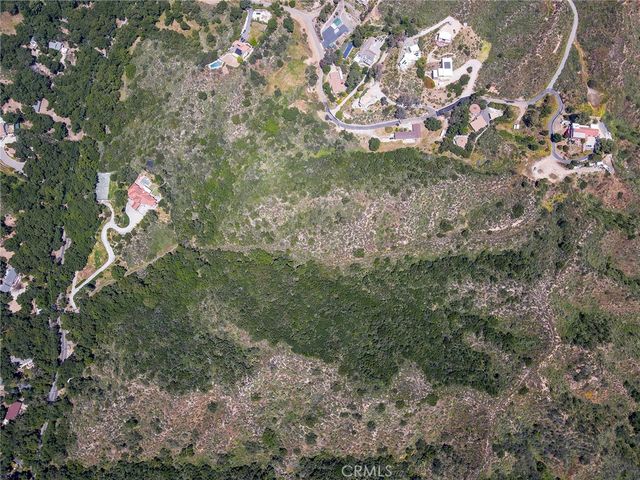a sign that is sitting in the middle of a field