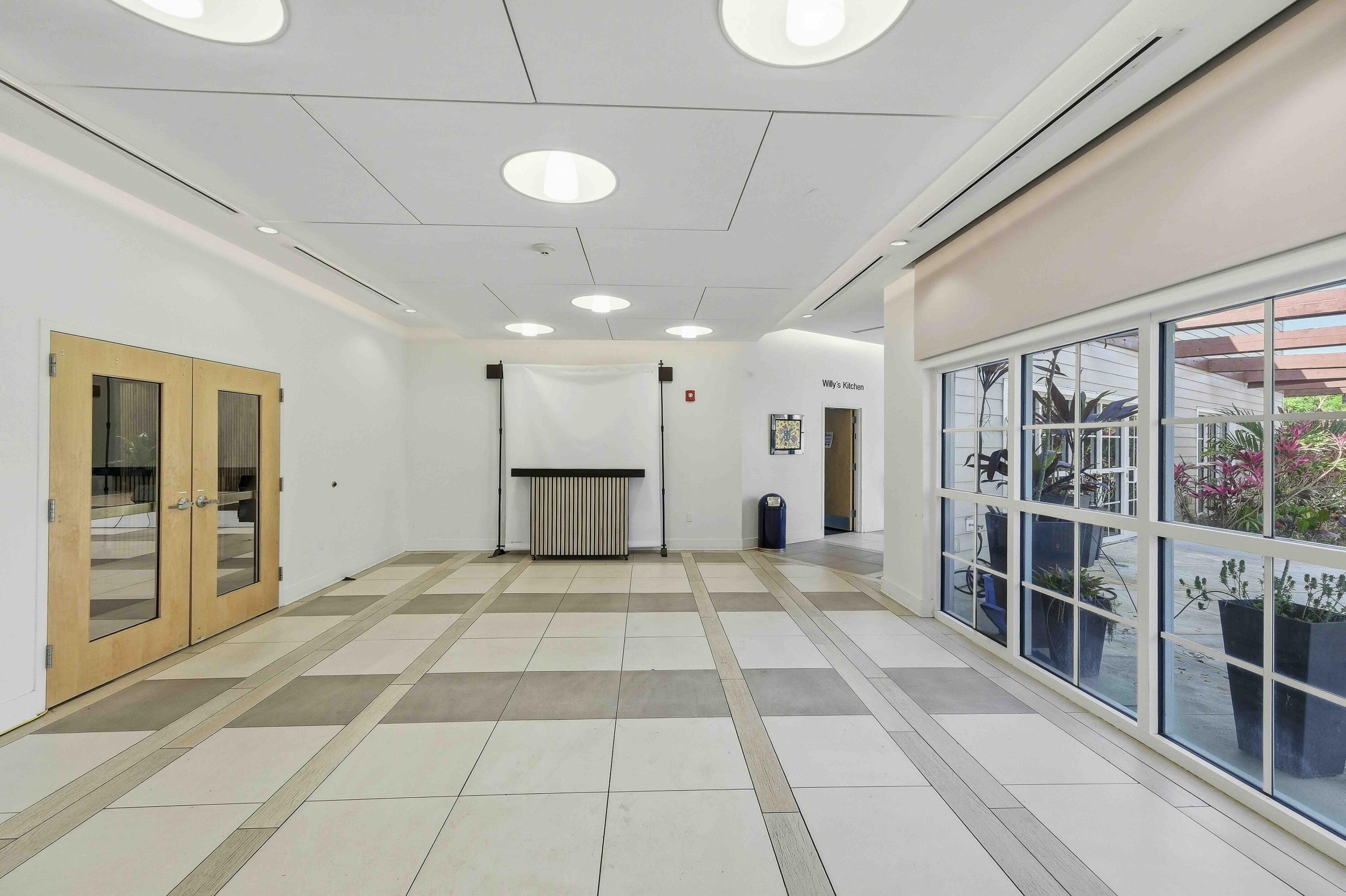 2950 South Flamingo Road Davie, FL 33330 - Photo 3 of 16 Commuity Center:Offices Hallway