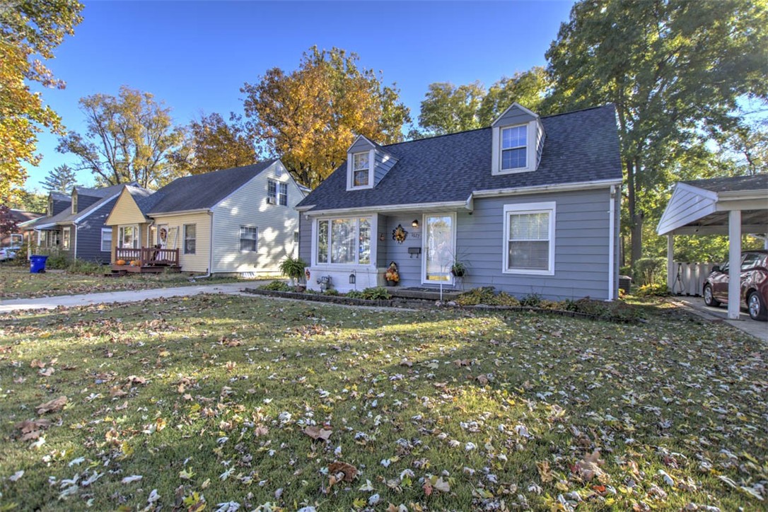 1677 West Sunset Avenue Decatur, IL 62522 - Photo 6 of 32 a front view of a house with a garden