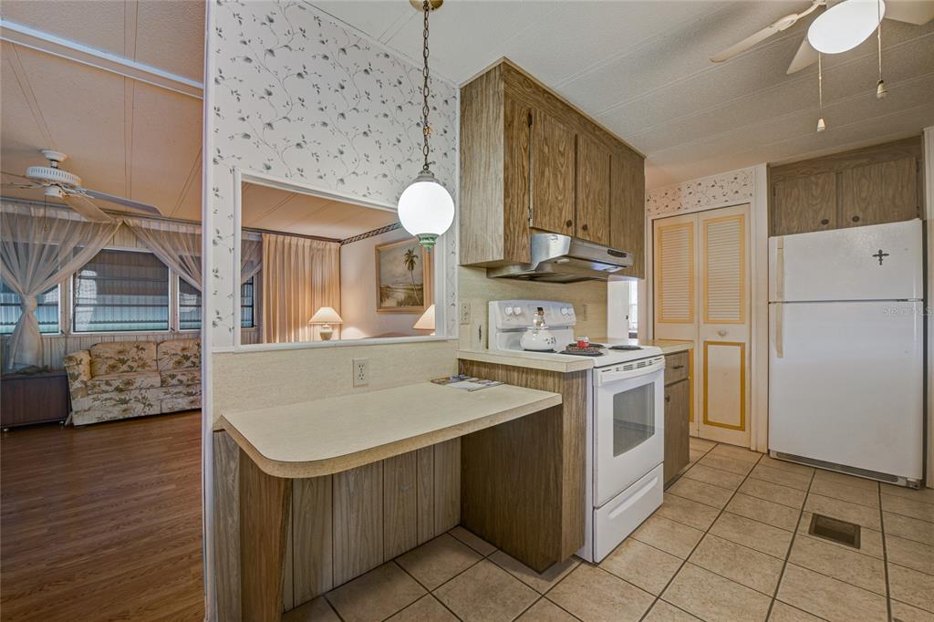 5619 Bayshore Road, Unit 312 Palmetto, FL 34221 - Photo 15 of 40 a kitchen with a stove a refrigerator and a oven