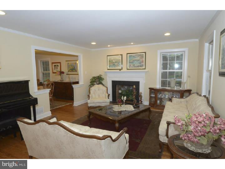 934 Pinecroft Road Berwyn, PA 19312 - Photo 3 of 25 Living Room