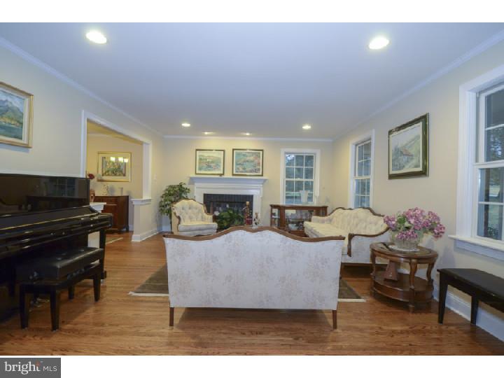934 Pinecroft Road Berwyn, PA 19312 - Photo 4 of 25 Living Room