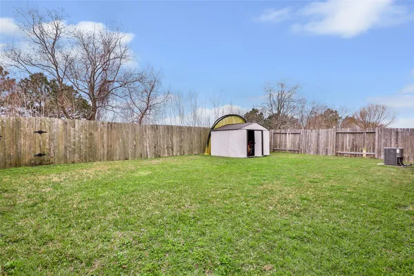 a view of a house with backyard and garden