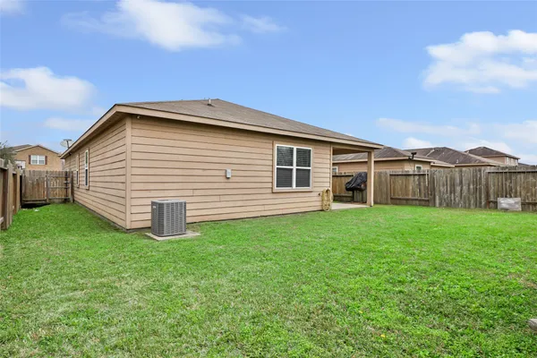 a view of a house with backyard