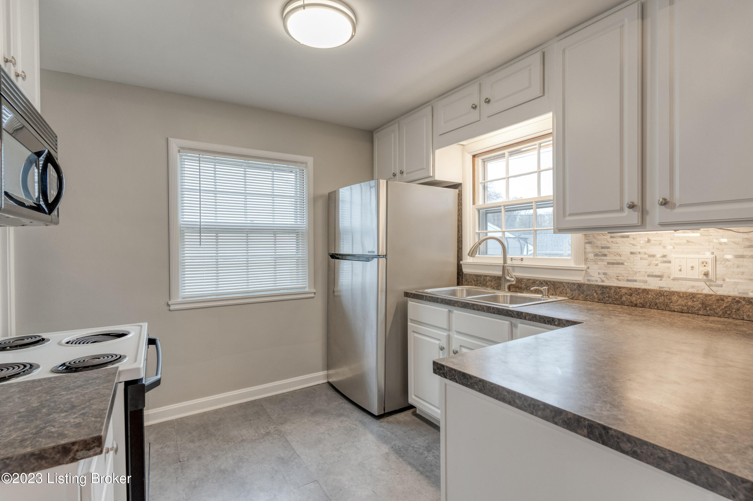 4103 Winchester Road Louisville, KY 40207 - Photo 12 of 40 011 - 20231117 09824