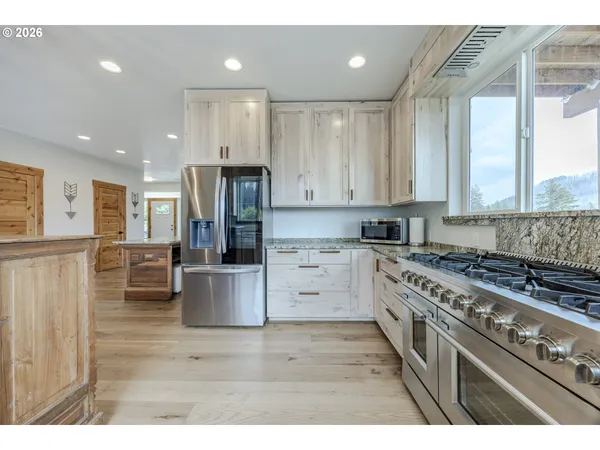 $1,550,000 | 47555 McKenzie Highway, Vida, OR 97488