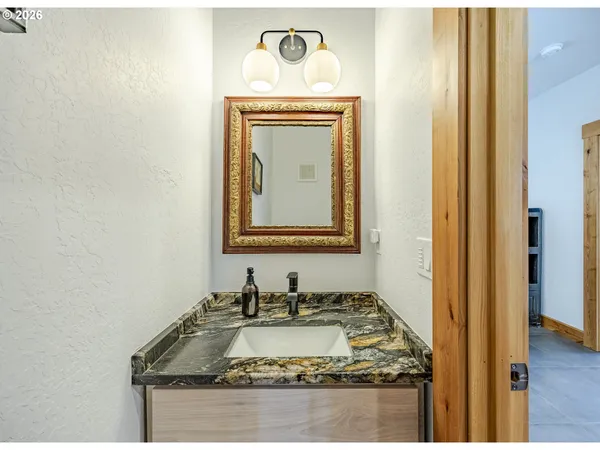 $1,550,000 | 47555 McKenzie Highway, Vida, OR 97488