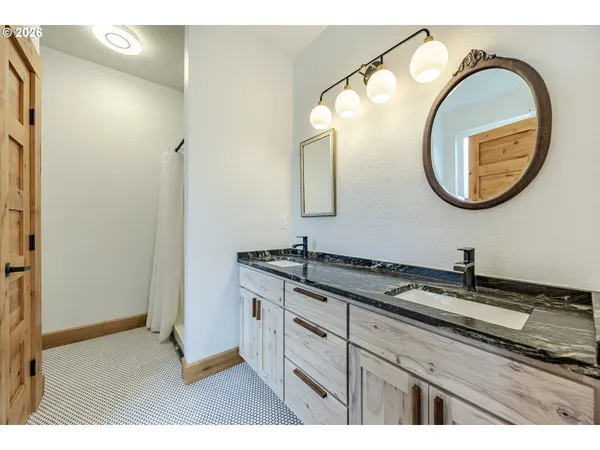 $1,550,000 | 47555 McKenzie Highway, Vida, OR 97488