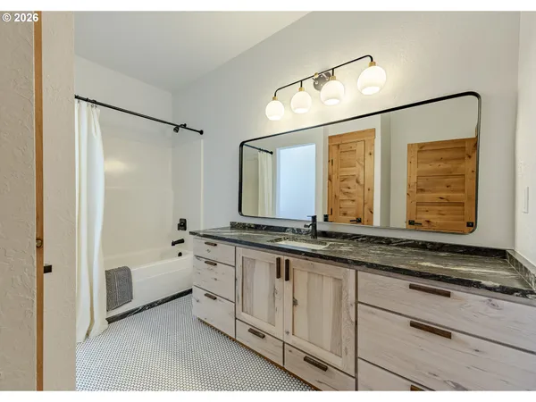 $1,550,000 | 47555 McKenzie Highway, Vida, OR 97488