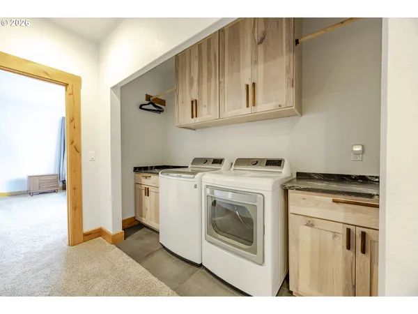 $1,550,000 | 47555 McKenzie Highway, Vida, OR 97488