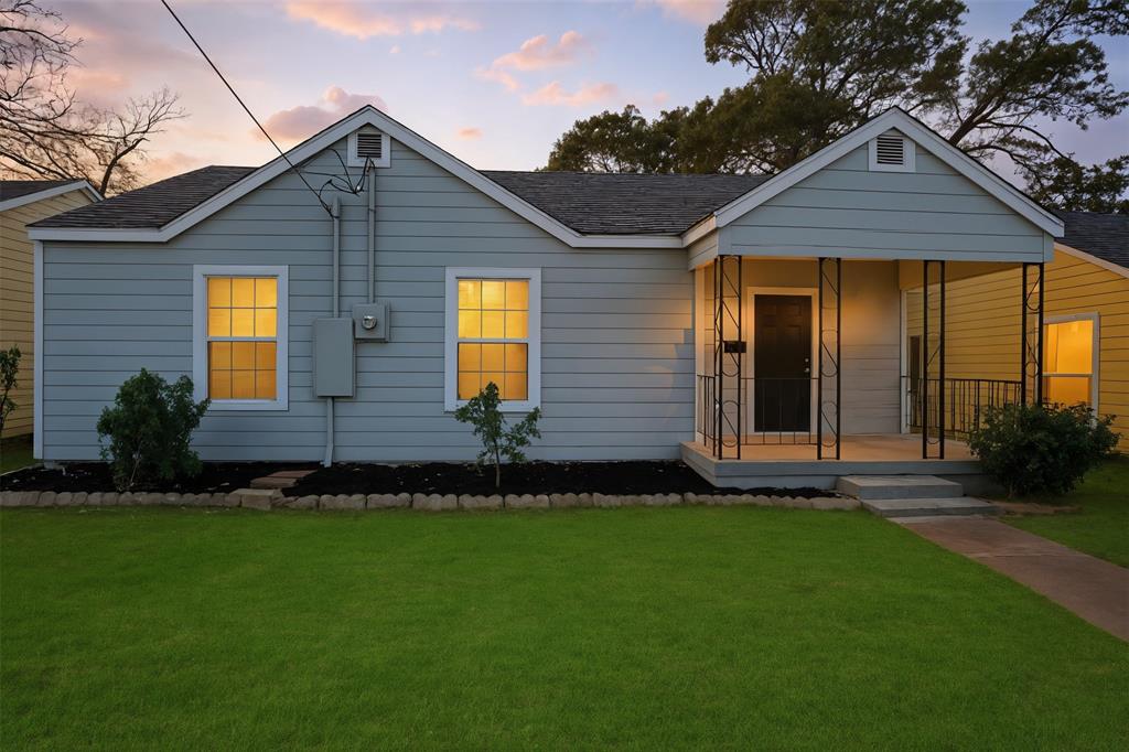 227 South Hampton Road Dallas, TX 75208 - Photo 1 of 32 Bungalow-style house with a front yard, a porch, and roof with shingles