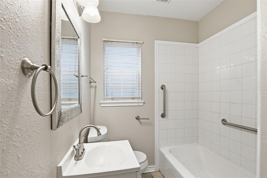 227 South Hampton Road Dallas, TX 75208 - Photo 14 of 32 Full bathroom with vanity and bathtub / shower combination