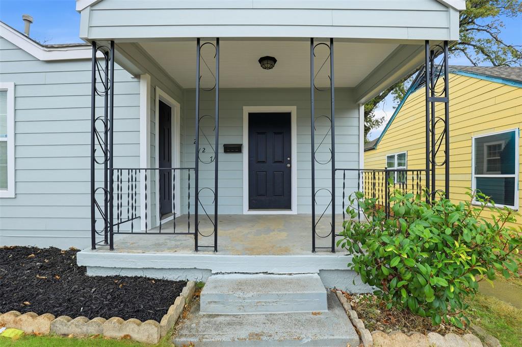 227 South Hampton Road Dallas, TX 75208 - Photo 3 of 32 Entrance to property featuring a porch