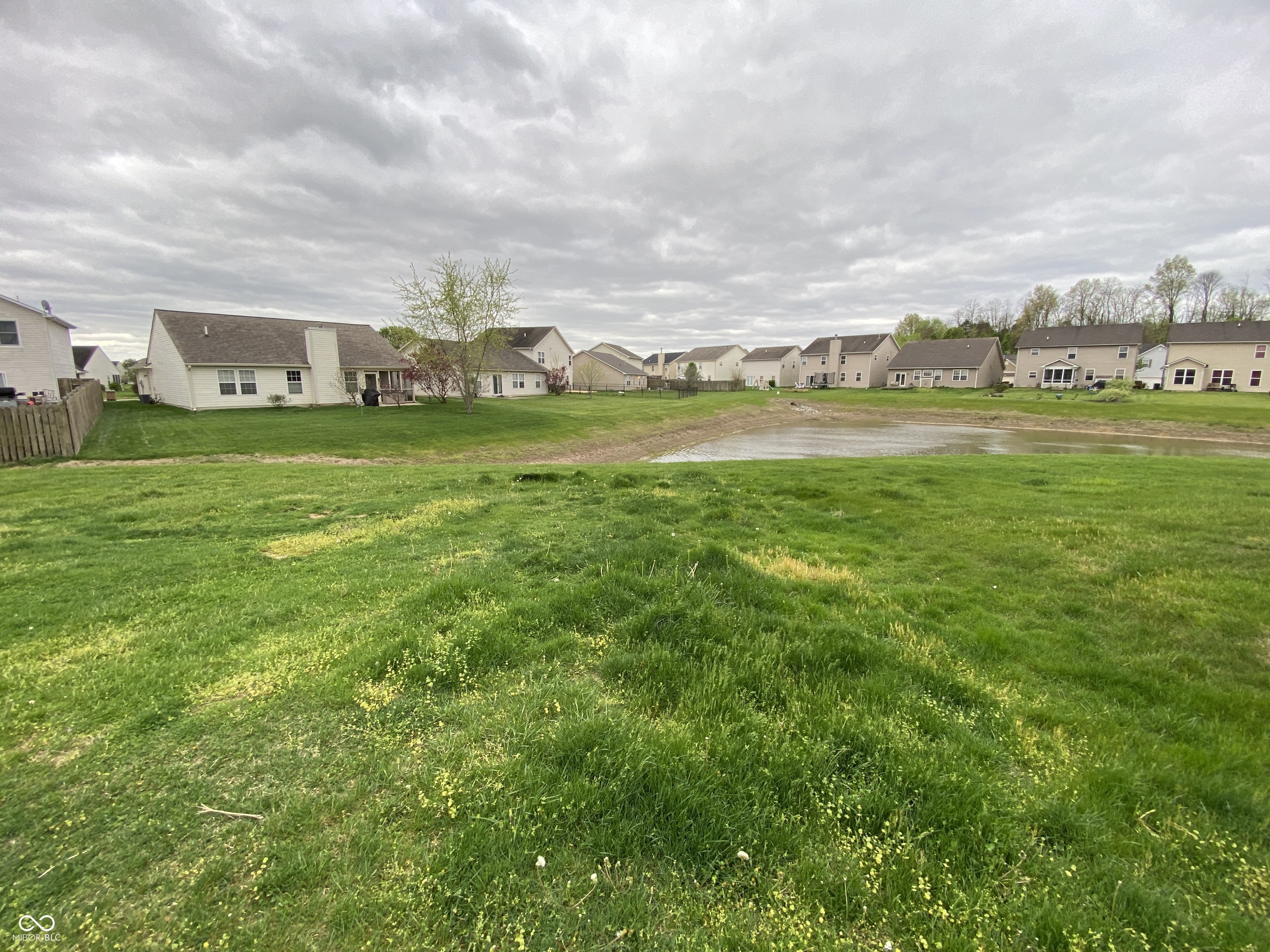 2475 Lakecrest Drive Columbus, IN 47201 - Photo 2 of 19