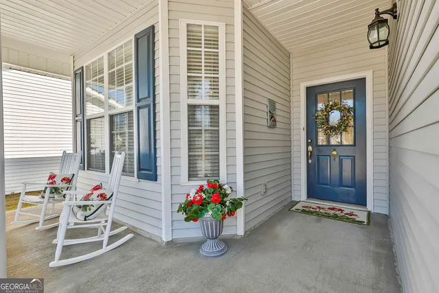 a view of livingroom with furniture