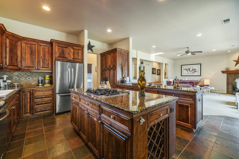 9507 Kestrel Road Klamath Falls, OR 97601 - Photo 11 of 47 9057KestrelRd-44