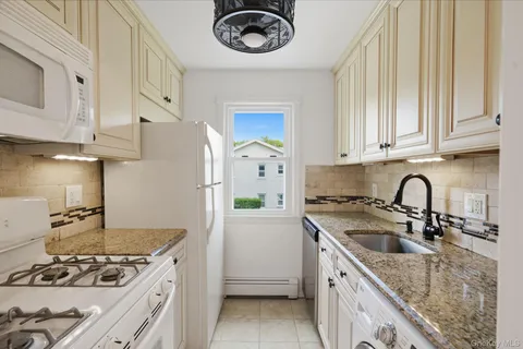 $269,000 | 11 Toehee Place, Unit 2B, Islip, NY 11751