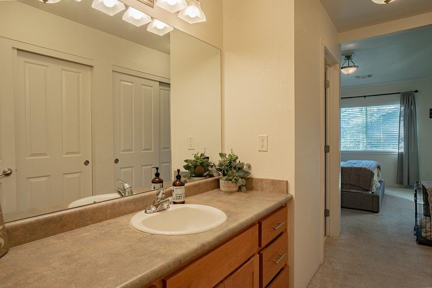 313 Live Oak Loop Central Point, OR 97502 - Photo 16 of 27 95