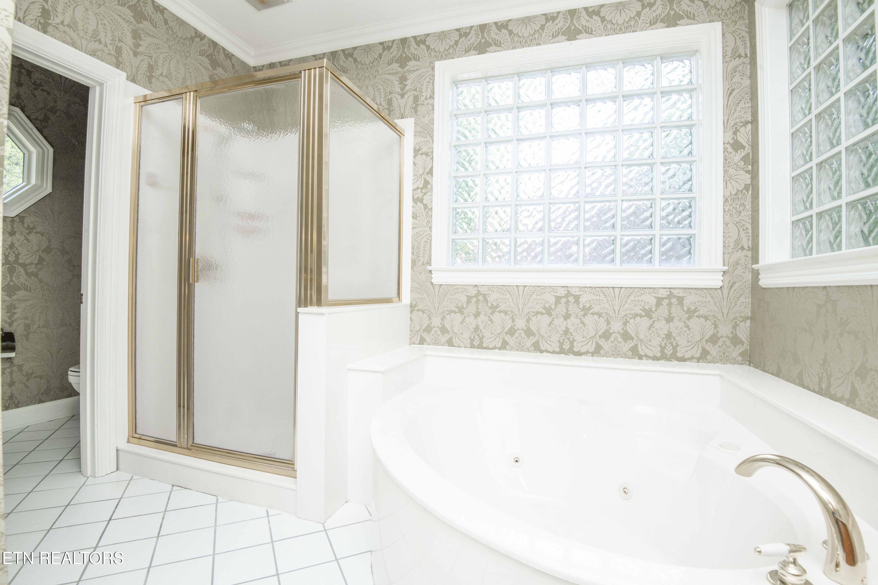 197 Whippoorwill Drive Oak Ridge, TN 37830 - Photo 14 of 40 MASTER BATH