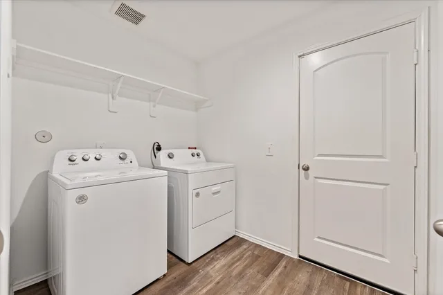 a view of a back yard