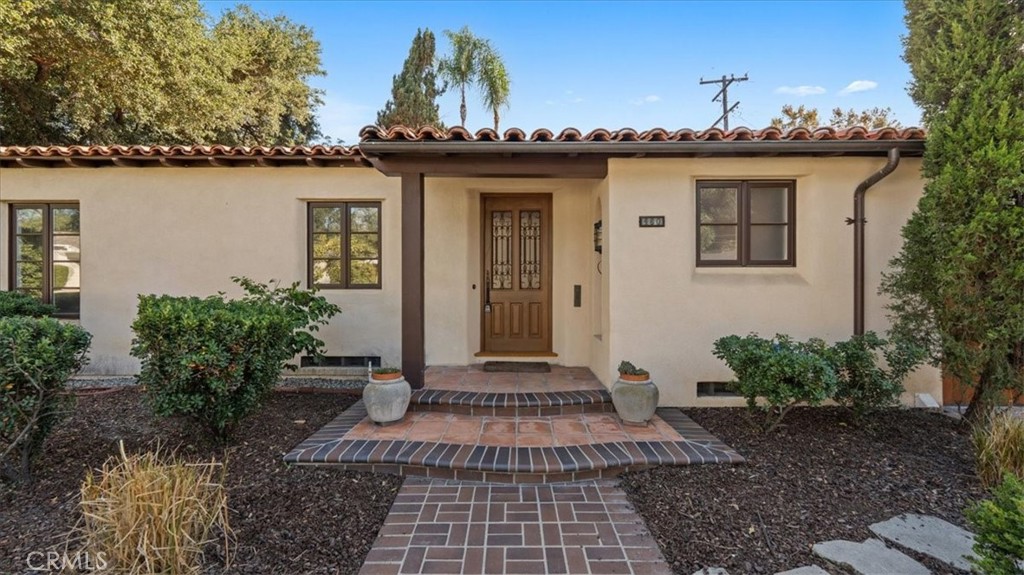 460 University Circle Claremont, CA 91711 - Photo 3 of 41 a front view of a house with garden
