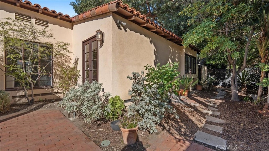 460 University Circle Claremont, CA 91711 - Photo 33 of 41 a backyard of a house with lots of green space