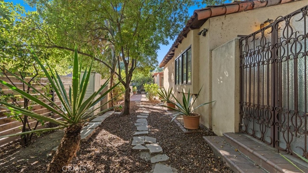 460 University Circle Claremont, CA 91711 - Photo 34 of 41 a view of a pathway of a house