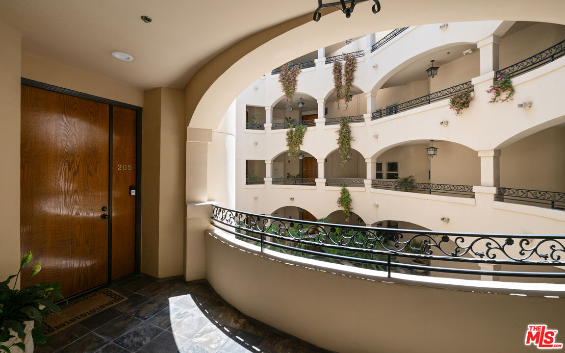 10364 Almayo Avenue, Unit 205 Los Angeles, CA 90064 - Photo 3 of 27