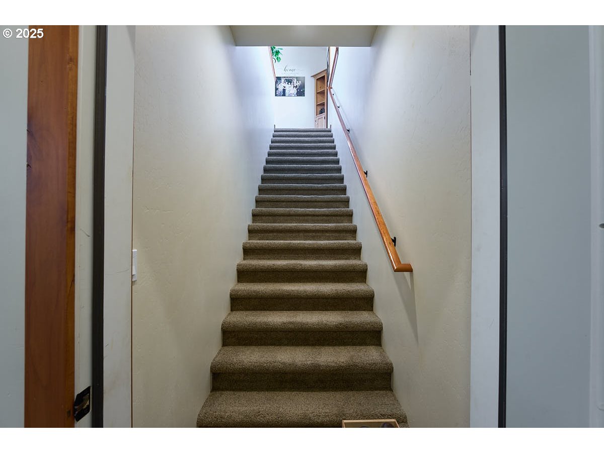 86508 Fort Road Joseph, OR 97846 - Photo 9 of 39 Staircase