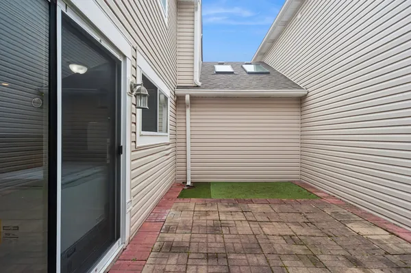 $335,000 | 445 Le Parc Circle, Buffalo Grove, IL 60089