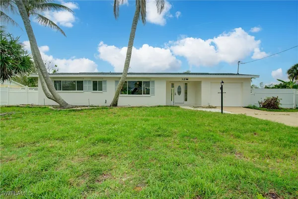 a view of outdoor space yard and porch