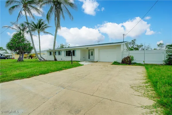 a view of a house with backyard