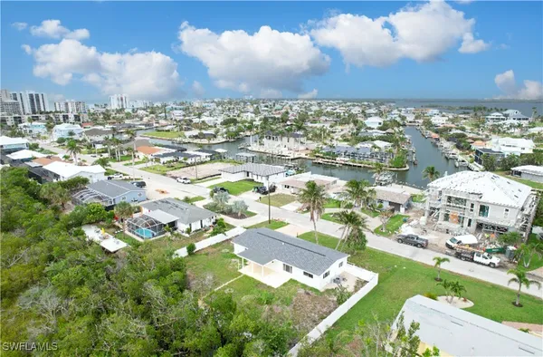 a view of a garden in front of the house