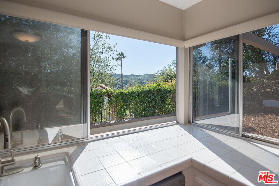 22719 Brandywine Drive Calabasas, CA 91302 - Photo 13 of 35