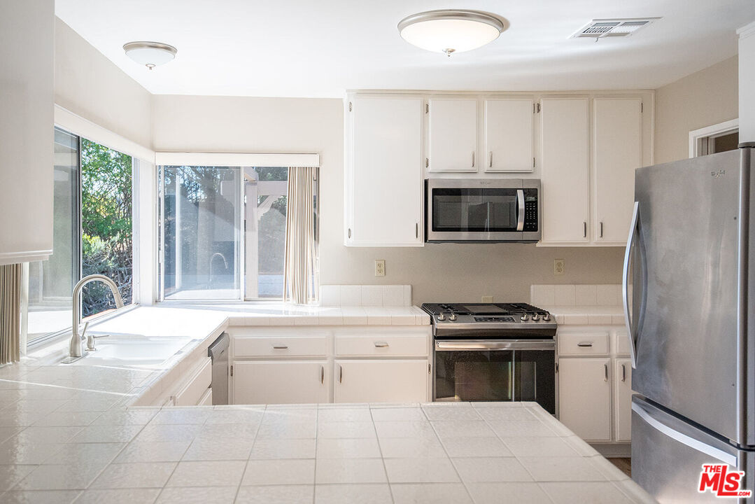 22719 Brandywine Drive Calabasas, CA 91302 - Photo 9 of 35