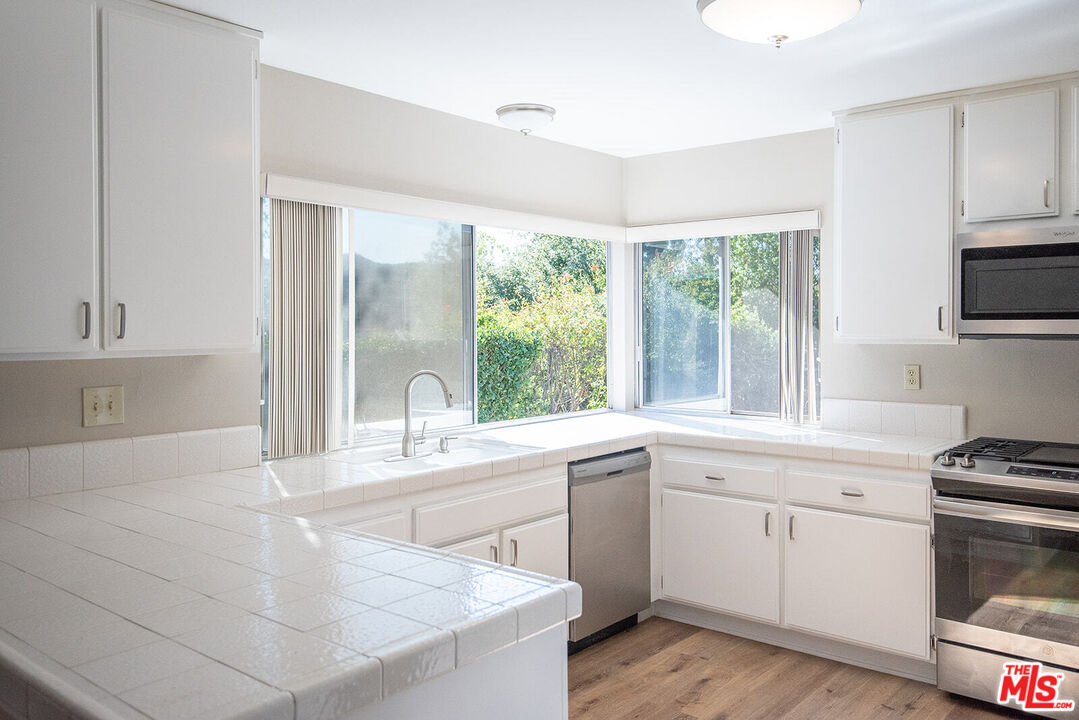 22719 Brandywine Drive Calabasas, CA 91302 - Photo 10 of 35