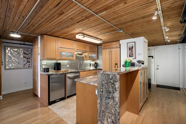 $625,000 | 411 West Ontario Street, Unit 102, Chicago, IL 60654