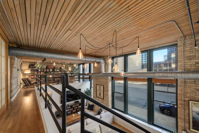 $625,000 | 411 West Ontario Street, Unit 102, Chicago, IL 60654