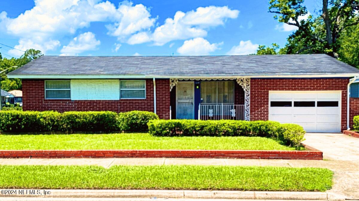 1640 Seminary Street Jacksonville, FL 32209 - Photo 1 of 16 a view of front of house with a yard