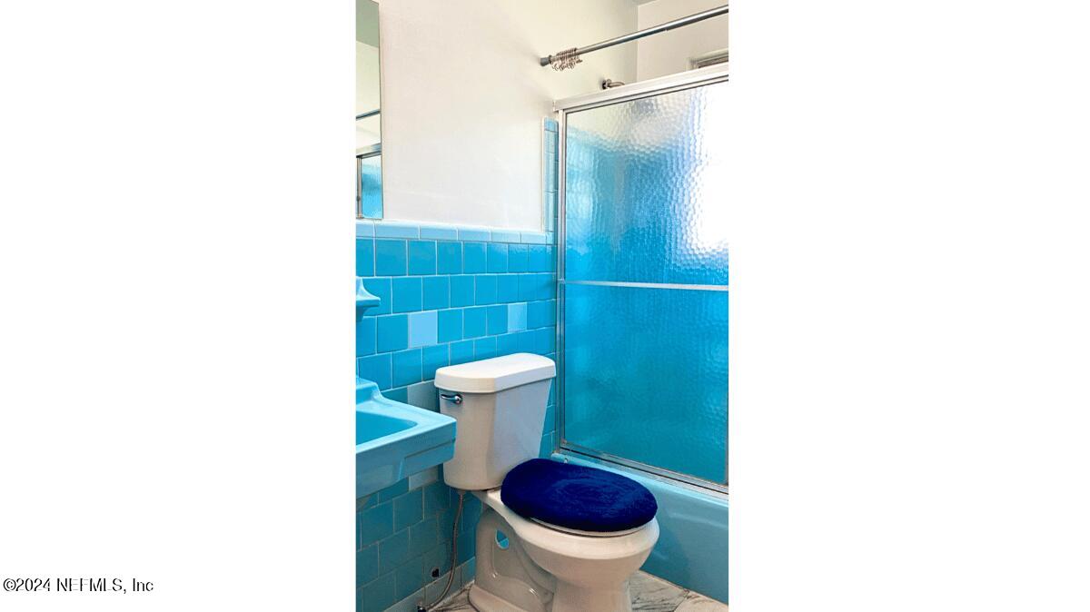 1640 Seminary Street Jacksonville, FL 32209 - Photo 12 of 16 a bathroom with a toilet and a shower