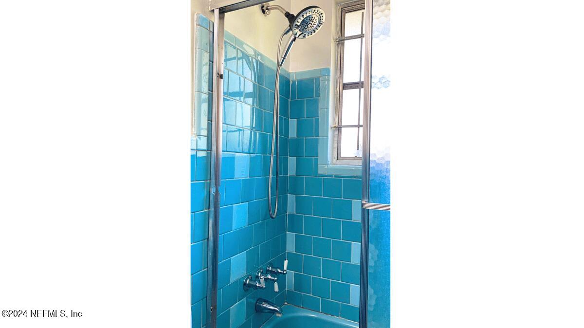 1640 Seminary Street Jacksonville, FL 32209 - Photo 13 of 16 a bathroom with a shower