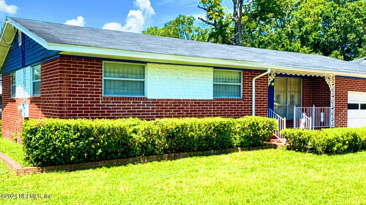 1640 Seminary Street Jacksonville, FL 32209 - Photo 2 of 16 a view of outdoor space and garden view