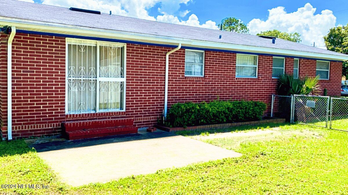 1640 Seminary Street Jacksonville, FL 32209 - Photo 3 of 16 a front view of a house with a yard