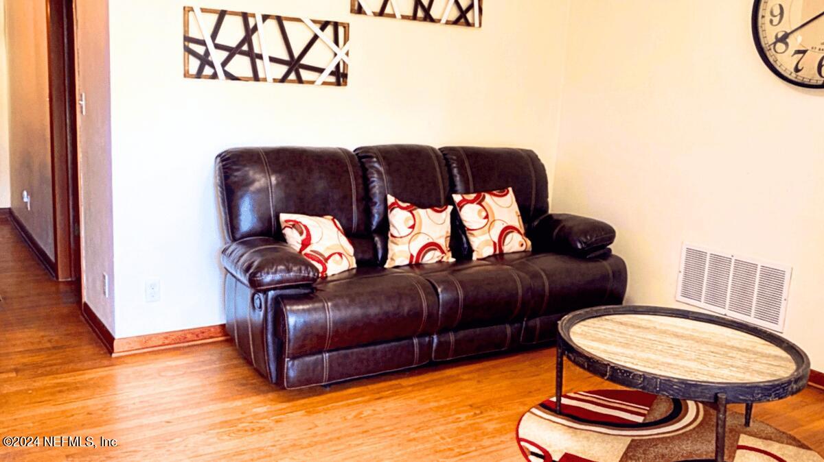 1640 Seminary Street Jacksonville, FL 32209 - Photo 6 of 16 a living room with furniture
