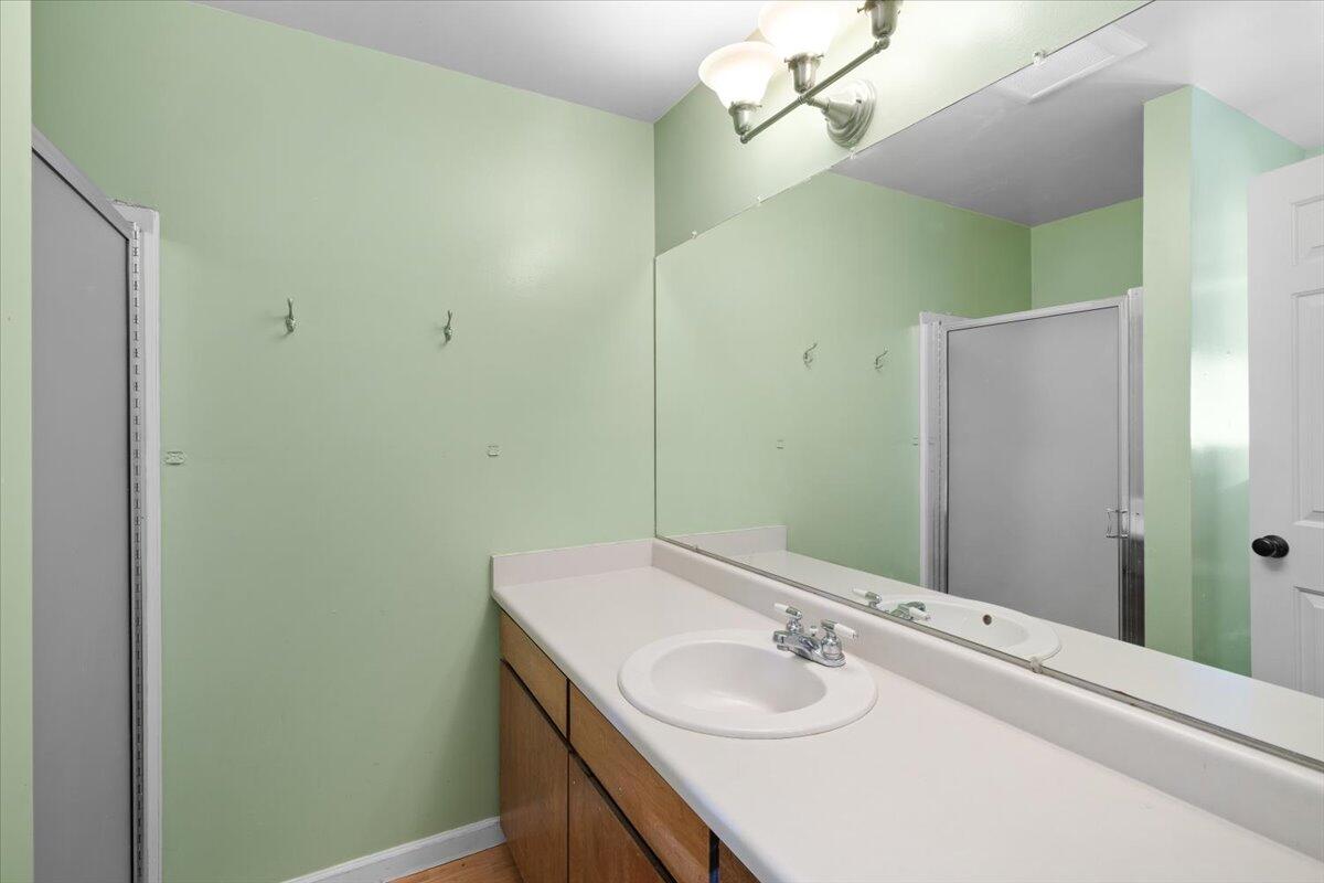 7670 Hyatt Prairie Road Ashland, OR 97520 - Photo 24 of 49 Ensuite bath, Bedroom 3