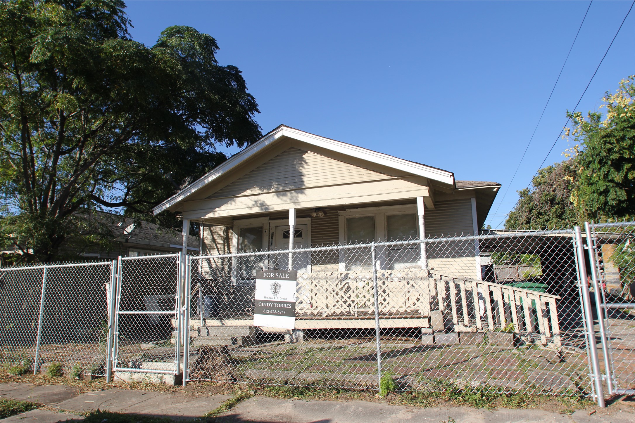 7013 Ave East Houston, TX 77011 - Photo 2 of 8 a backyard of a house with table and chairs
